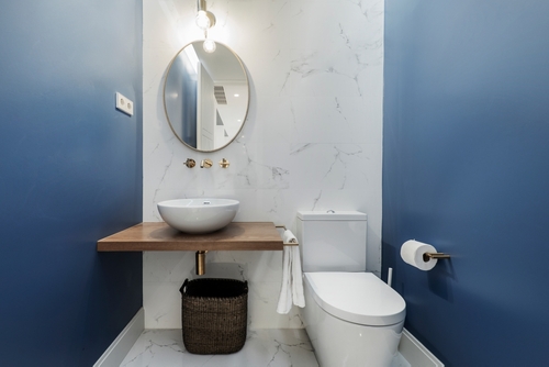 Billede af badeværelse med mørkeblå vægge