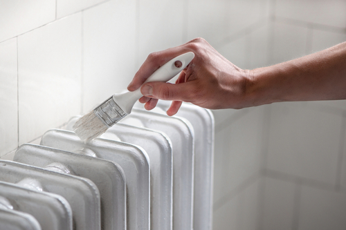 Billede af radiator på badeværelse, der males hvid